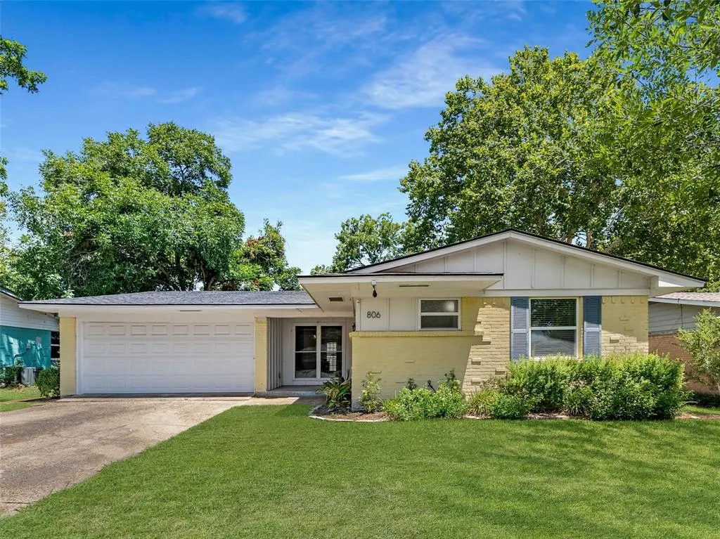 806 Wisteria Way