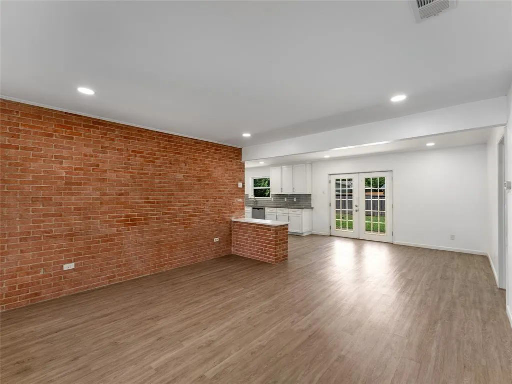 806 Wisteria Way