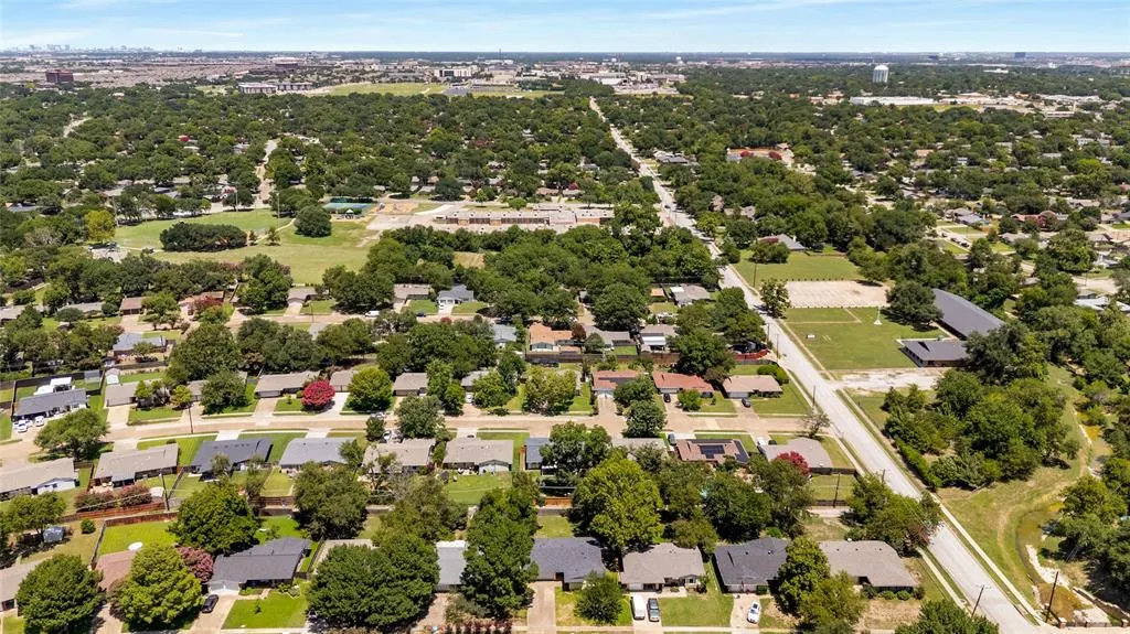 806 Wisteria Way