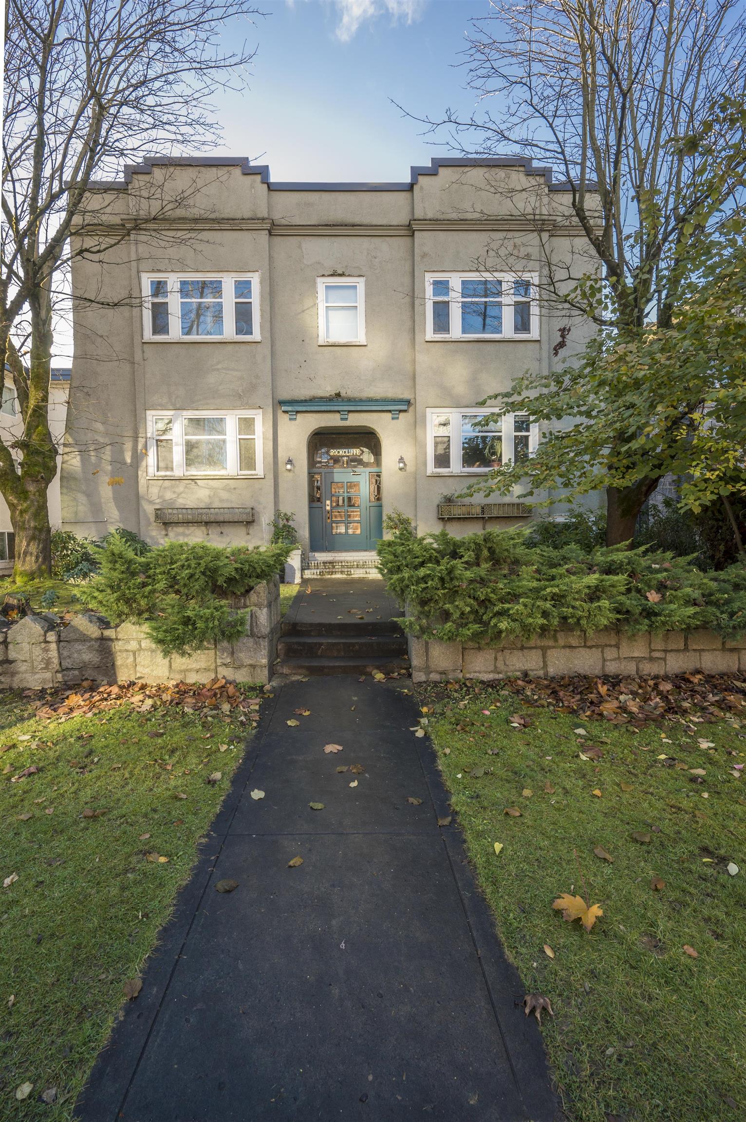 1086 W 10TH AVENUE