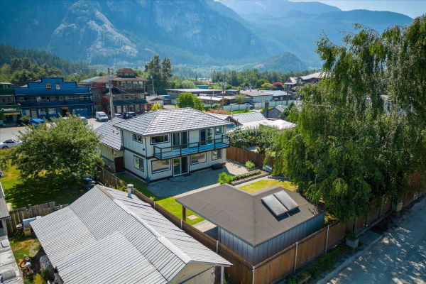 37767 SECOND AVENUE, Squamish