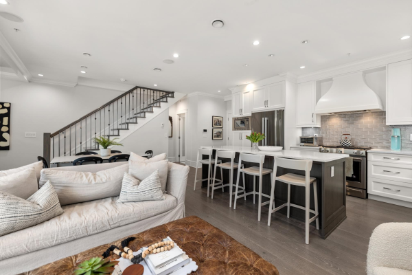 2 214 W 6TH STREET, North Vancouver
