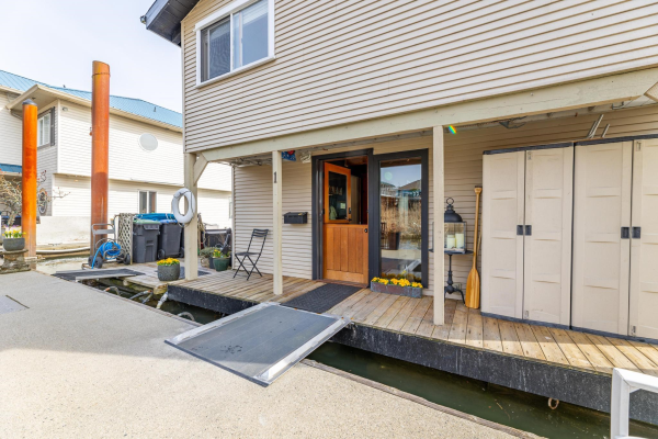 1 800 SOUTH DYKE ROAD, New Westminster