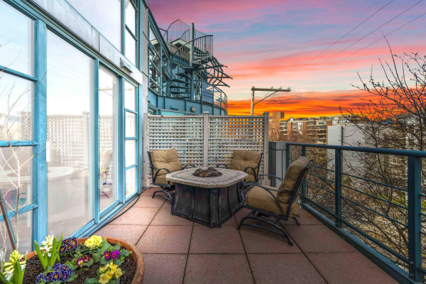 302 1630 W 1ST AVENUE, Vancouver