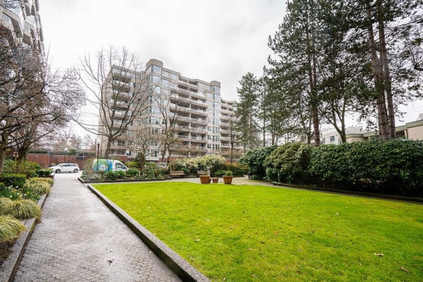 303 522 MOBERLY ROAD, Vancouver