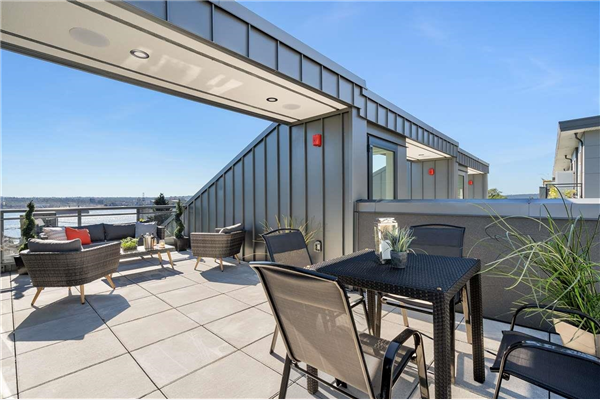 124 649 E 3RD STREET, North Vancouver