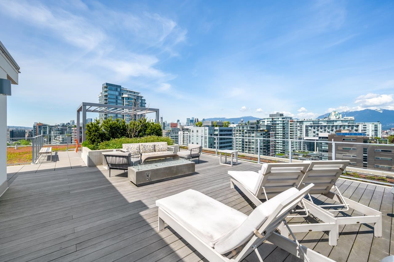 702 180 E 2ND AVENUE, #702
