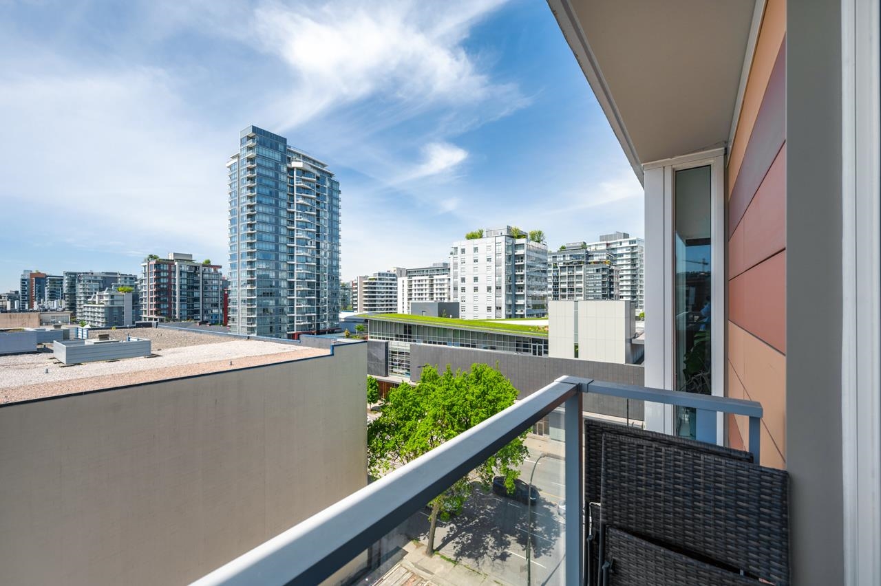 702 180 E 2ND AVENUE, #702