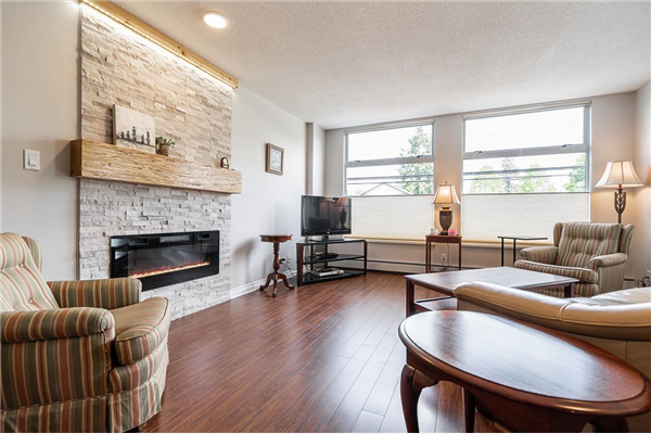 208 15466 NORTH BLUFF ROAD, White Rock