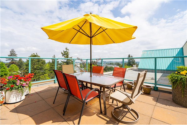 208 15466 NORTH BLUFF ROAD, White Rock