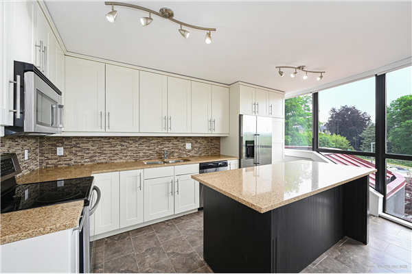 102 38 LEOPOLD PLACE, New Westminster