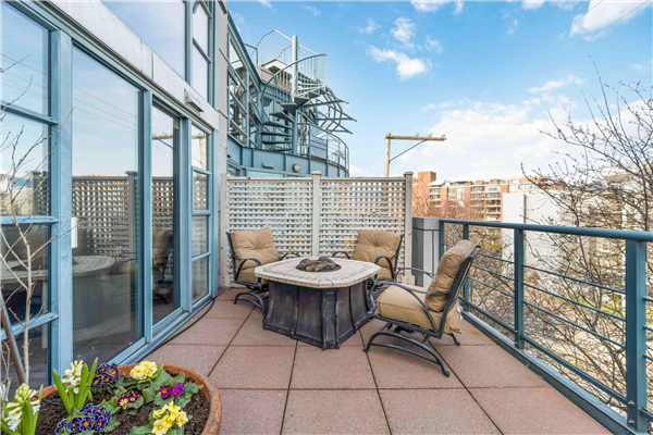 302 1630 W 1ST AVENUE, Vancouver