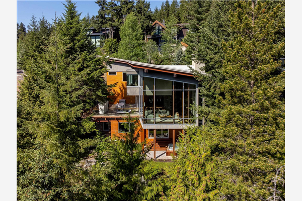 7452 TREETOP LANE, Whistler