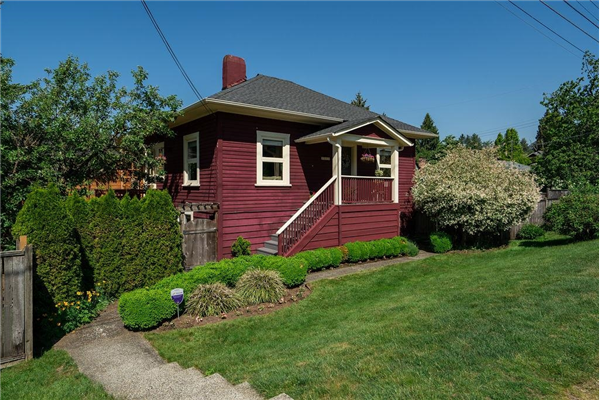 2213 MAHON AVENUE, North Vancouver