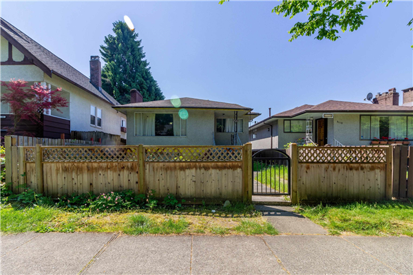 2124 E 8TH AVENUE, Vancouver