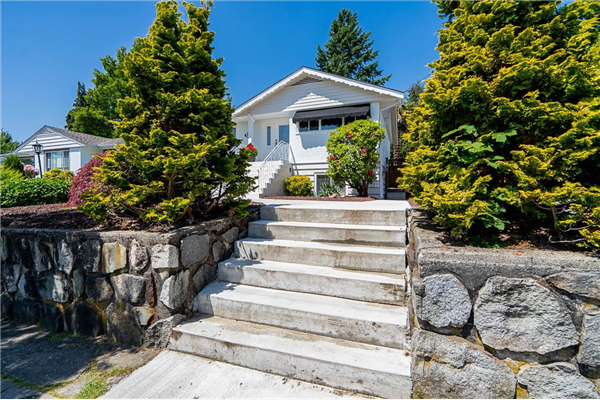 1061 SEVENTH AVENUE, New Westminster