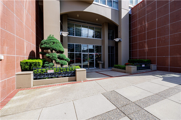 305 108 E 14TH STREET, North Vancouver