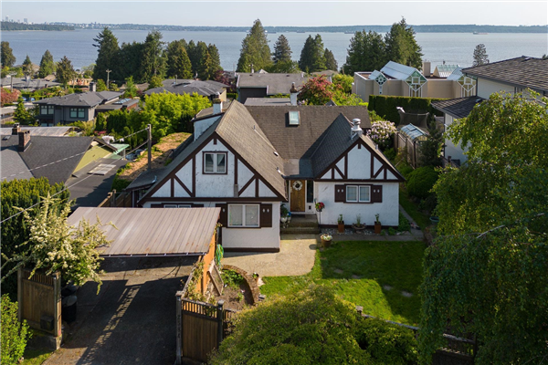 2584 HAYWOOD AVENUE, West Vancouver