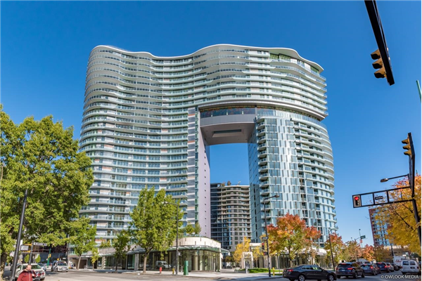 711 89 NELSON STREET, Vancouver