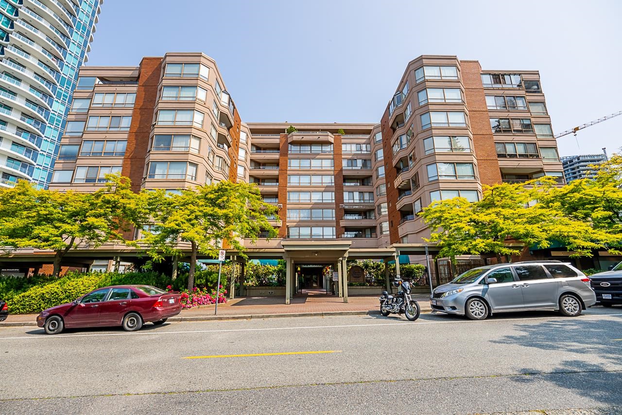 609 15111 RUSSELL AVENUE, #609