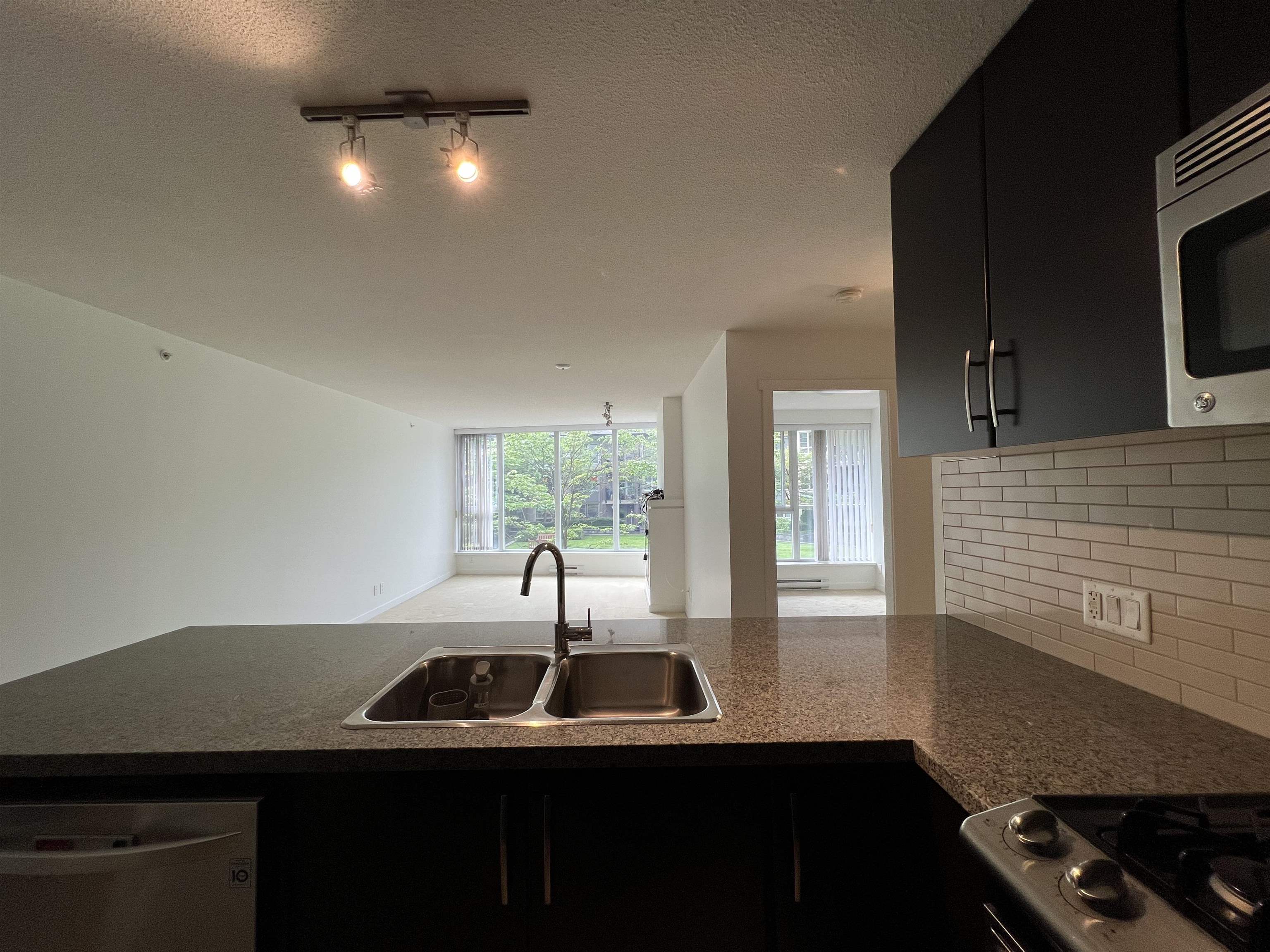 305 660 NOOTKA WAY, #305
