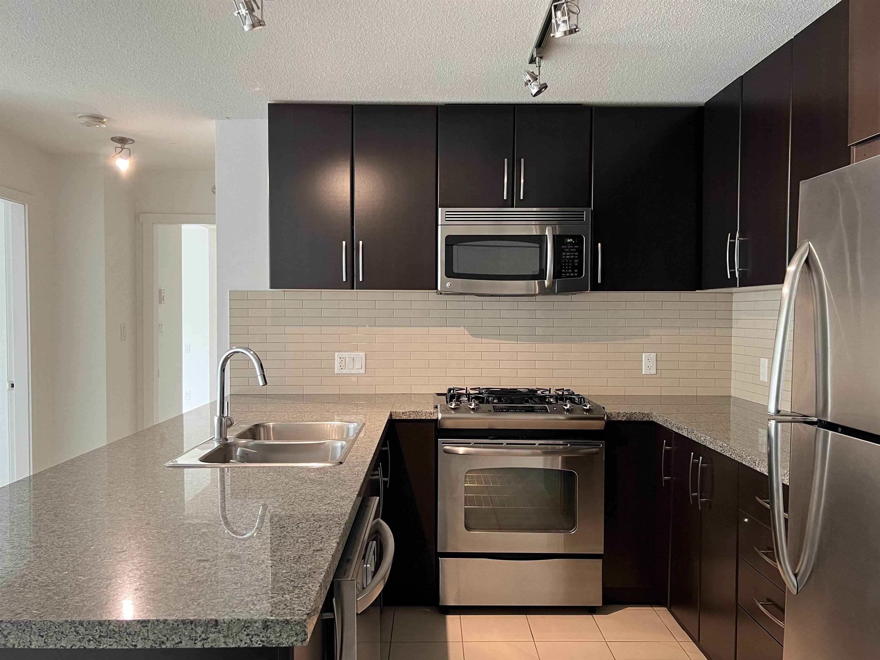 305 660 NOOTKA WAY, #305