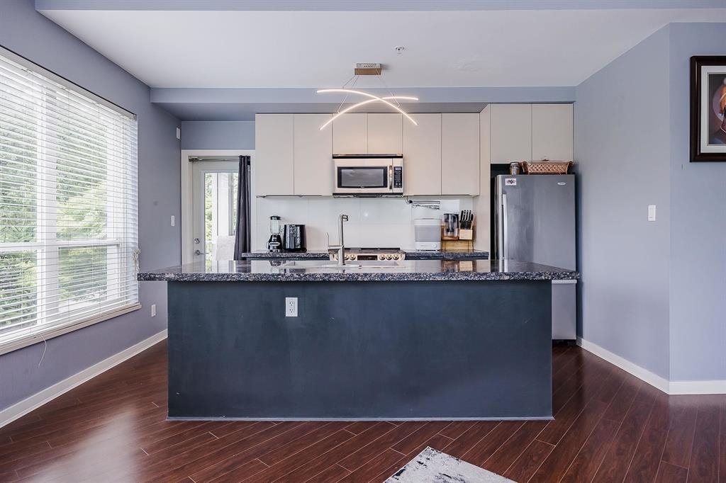 302 6420 194 STREET, #302