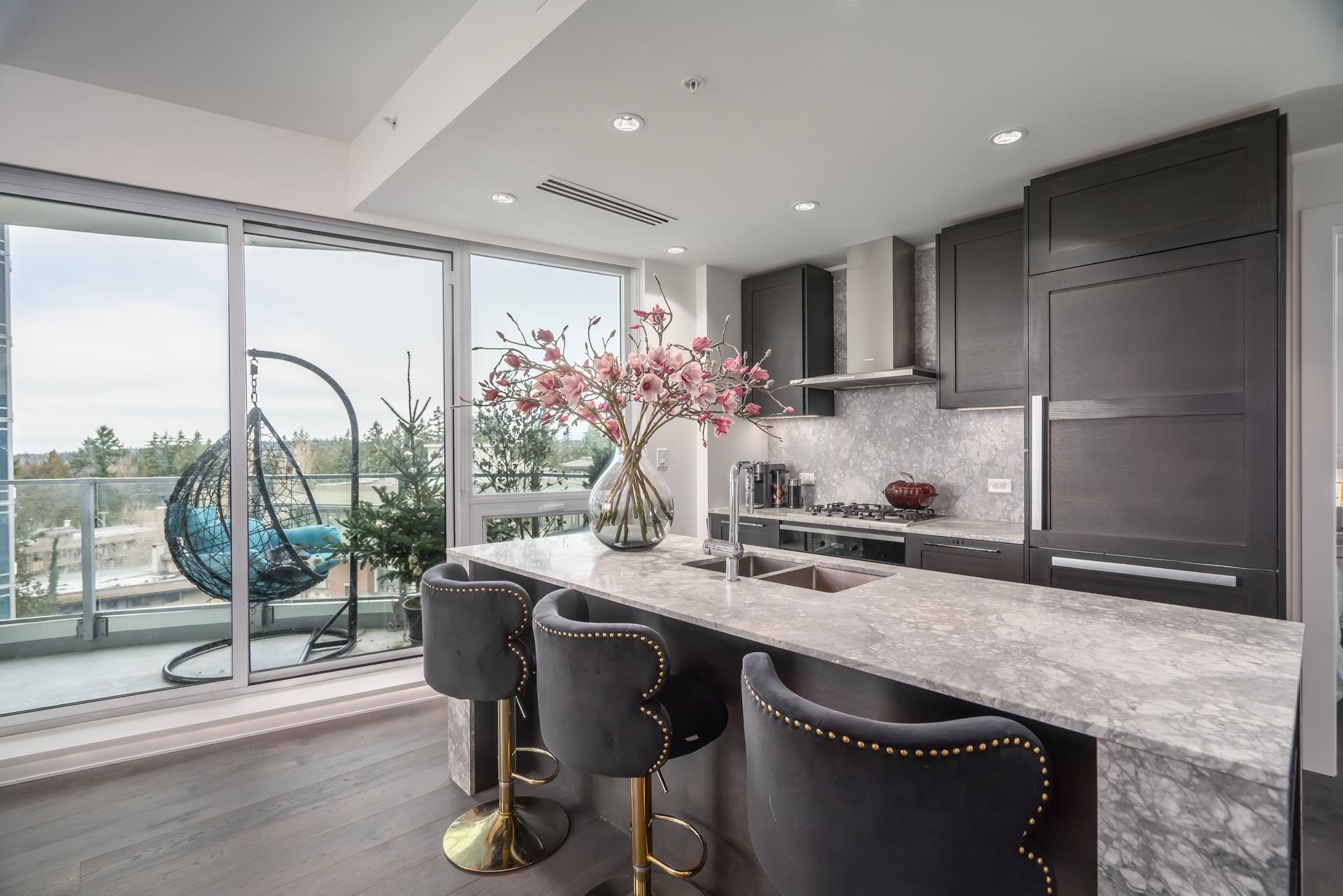 806 1501 FOSTER STREET, #806