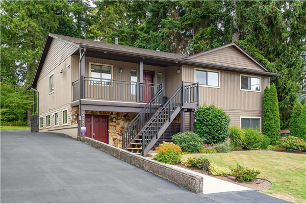 943 BLUE MOUNTAIN STREET, Coquitlam