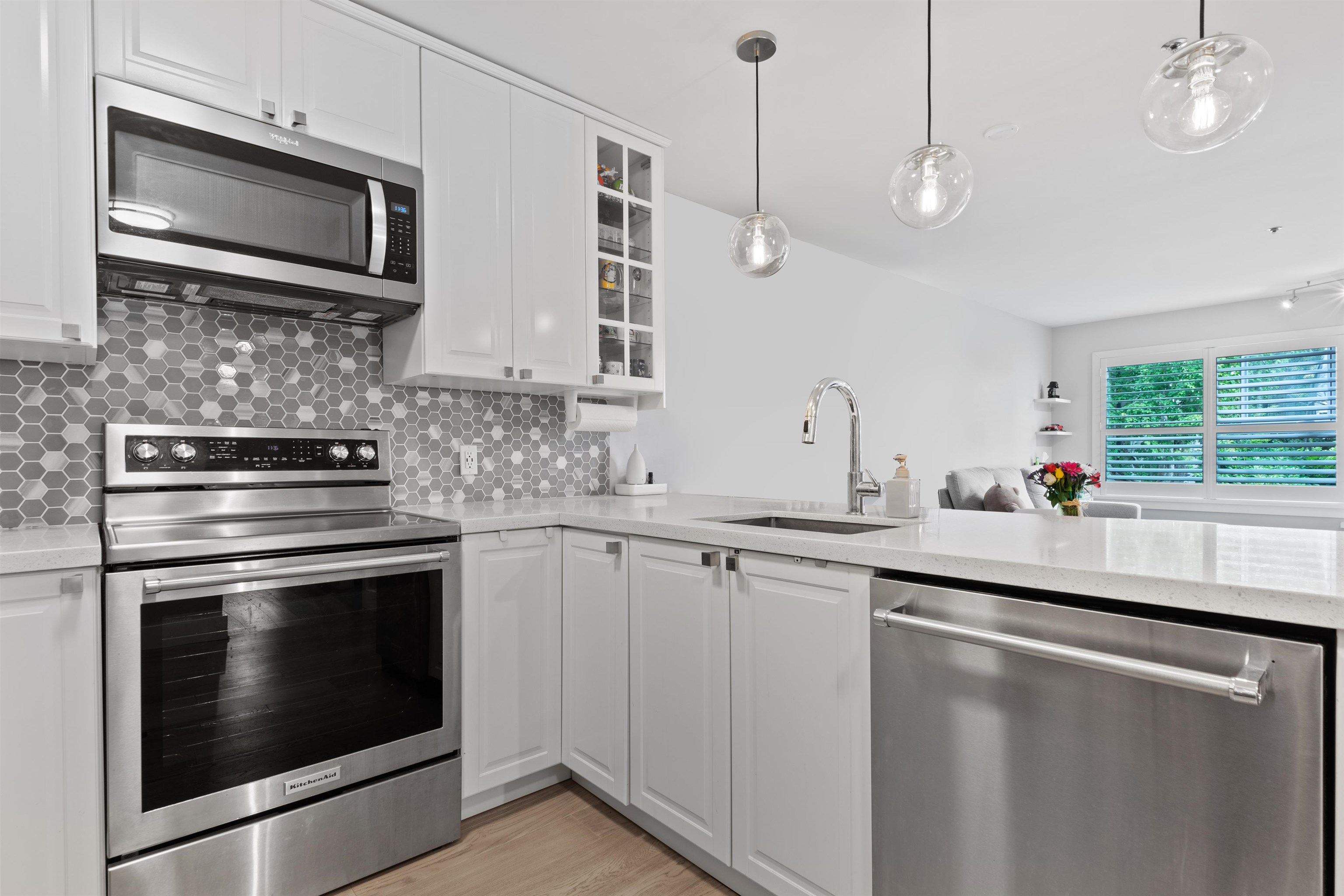 204 863 W 16TH AVENUE, #204
