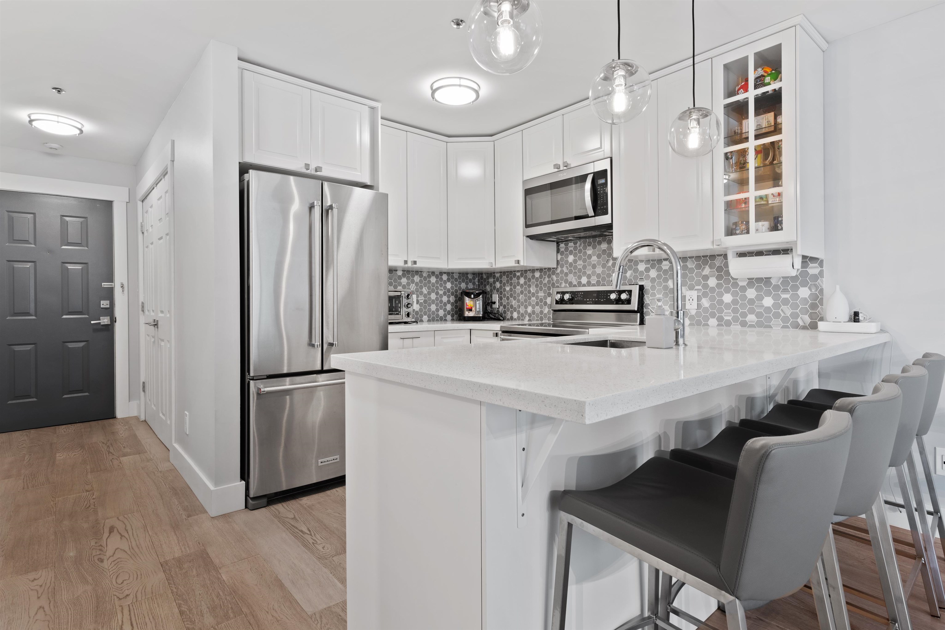 204 863 W 16TH AVENUE, #204