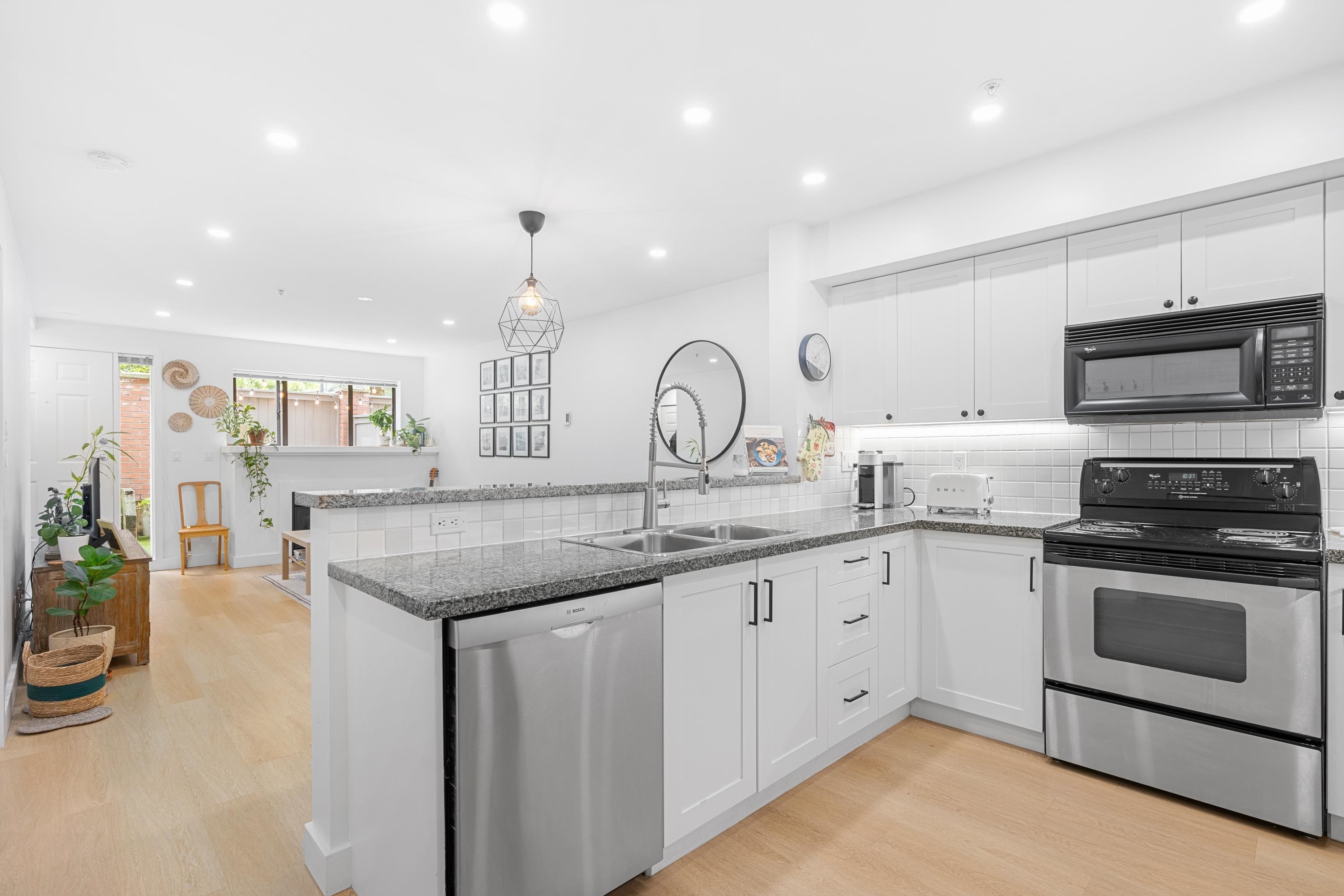 105 345 LONSDALE AVENUE, #105