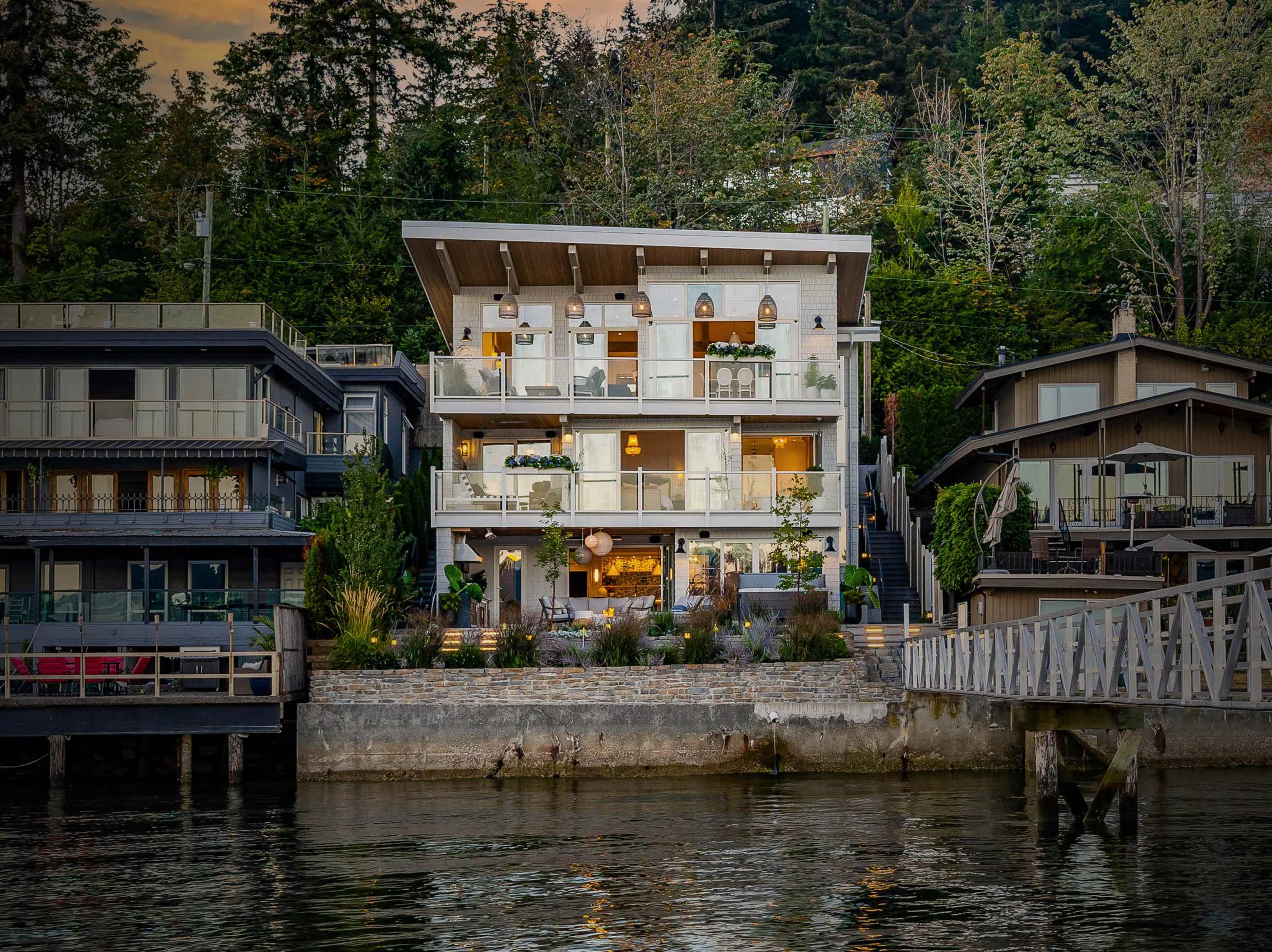 932 ALDERSIDE ROAD