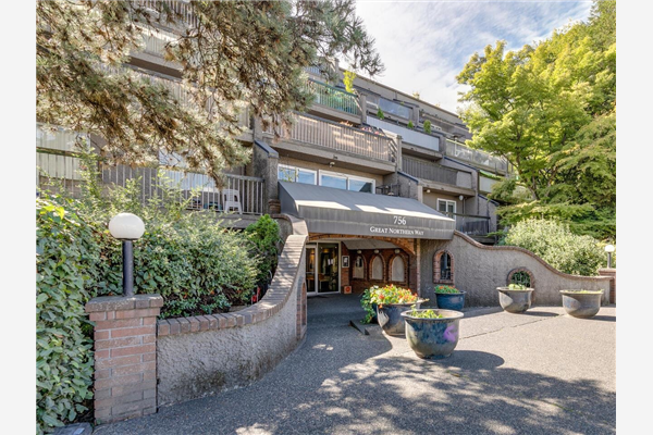 702 756 GREAT NORTHERN WAY, Vancouver