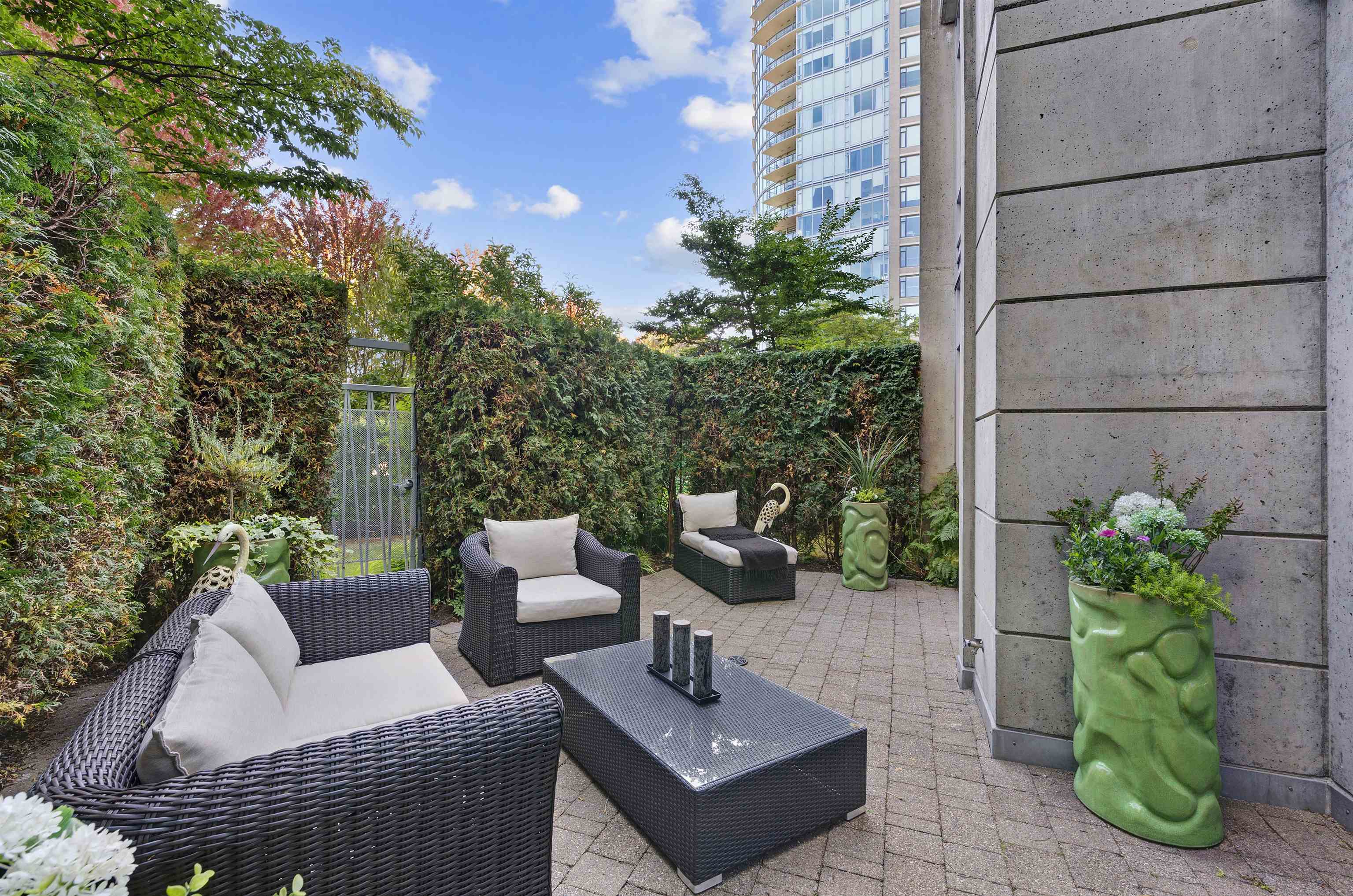 1975 ALBERNI STREET