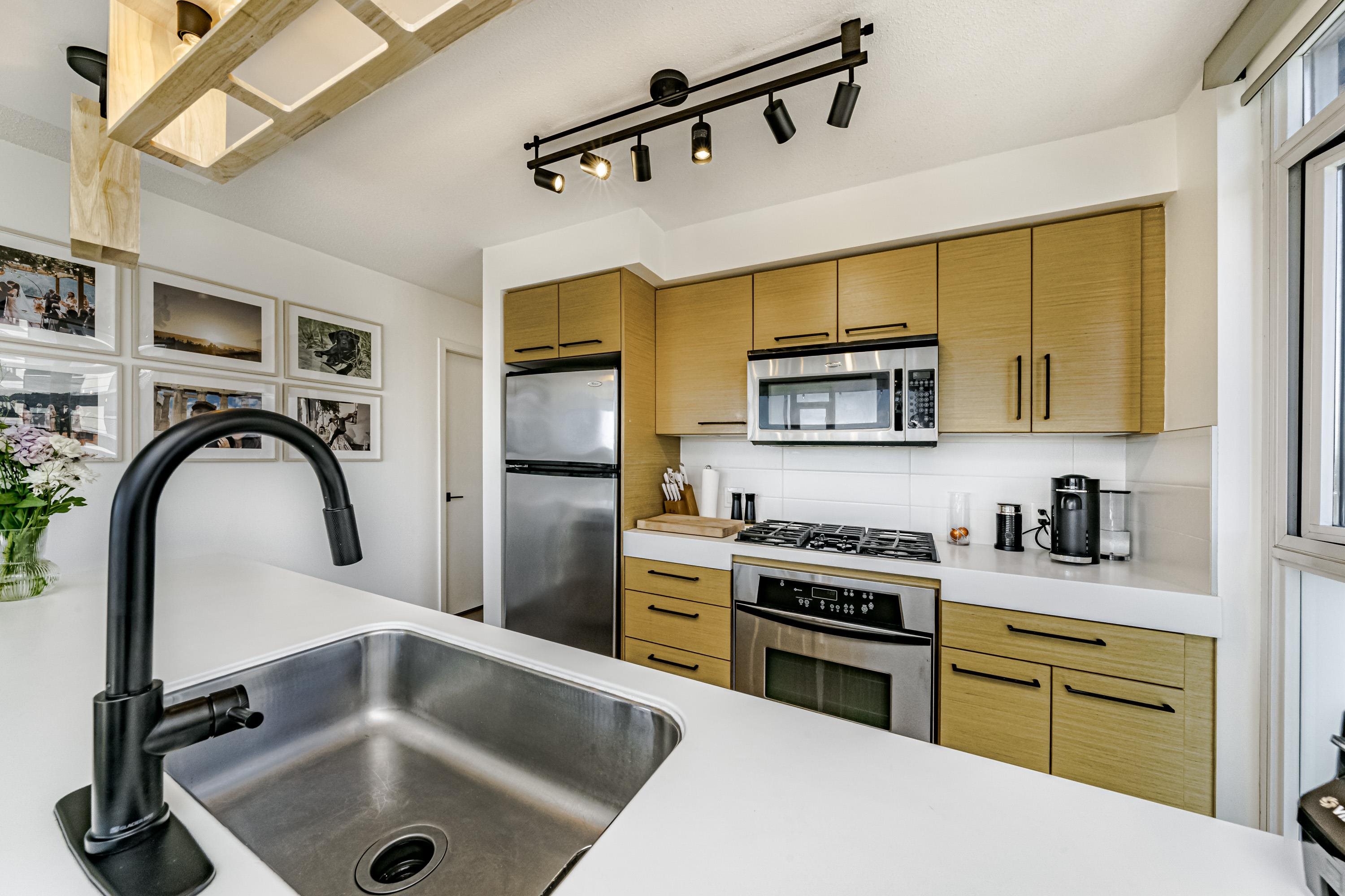 605 2770 SOPHIA STREET, #605