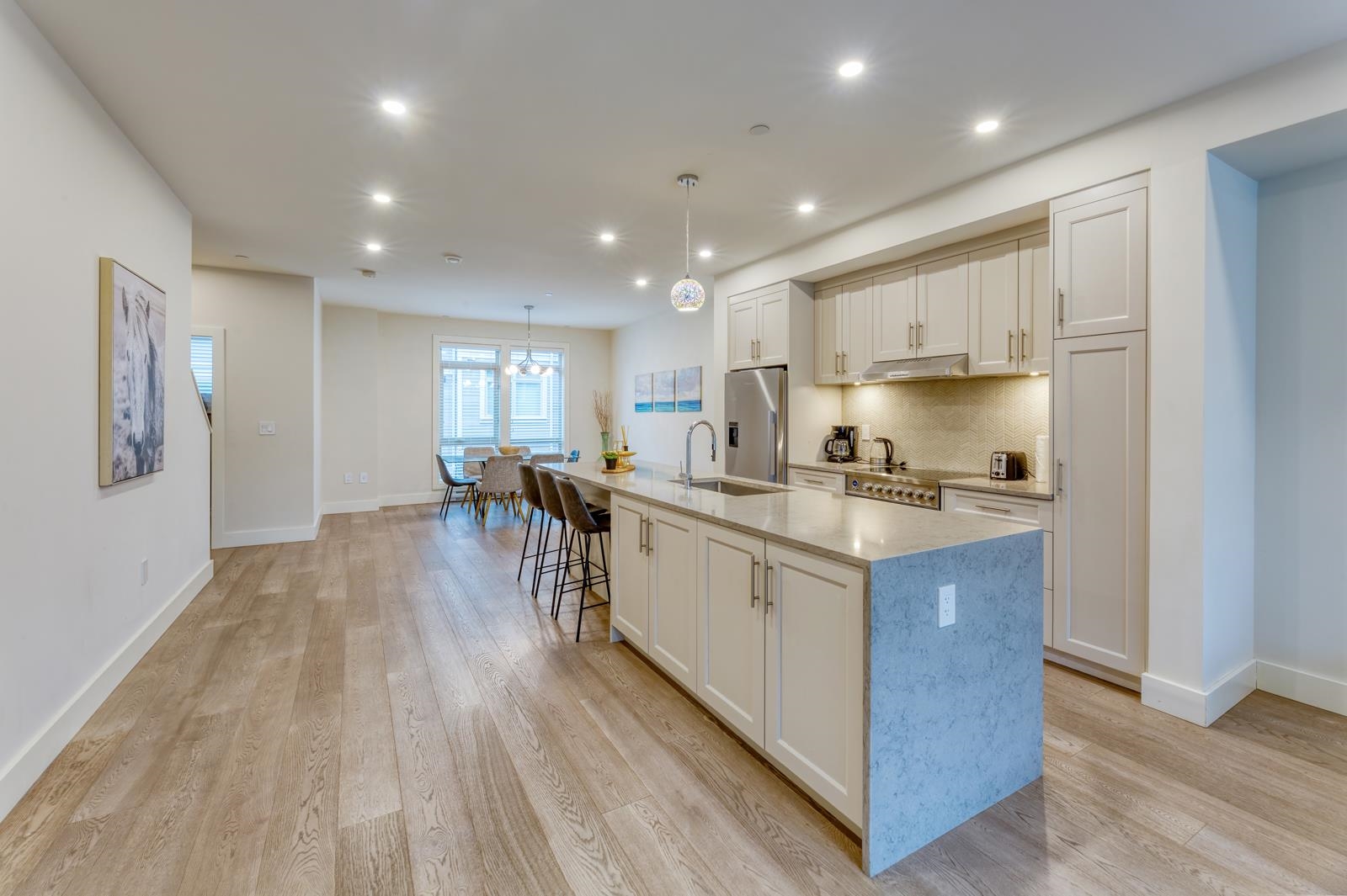 13 115 W QUEENS ROAD, #13