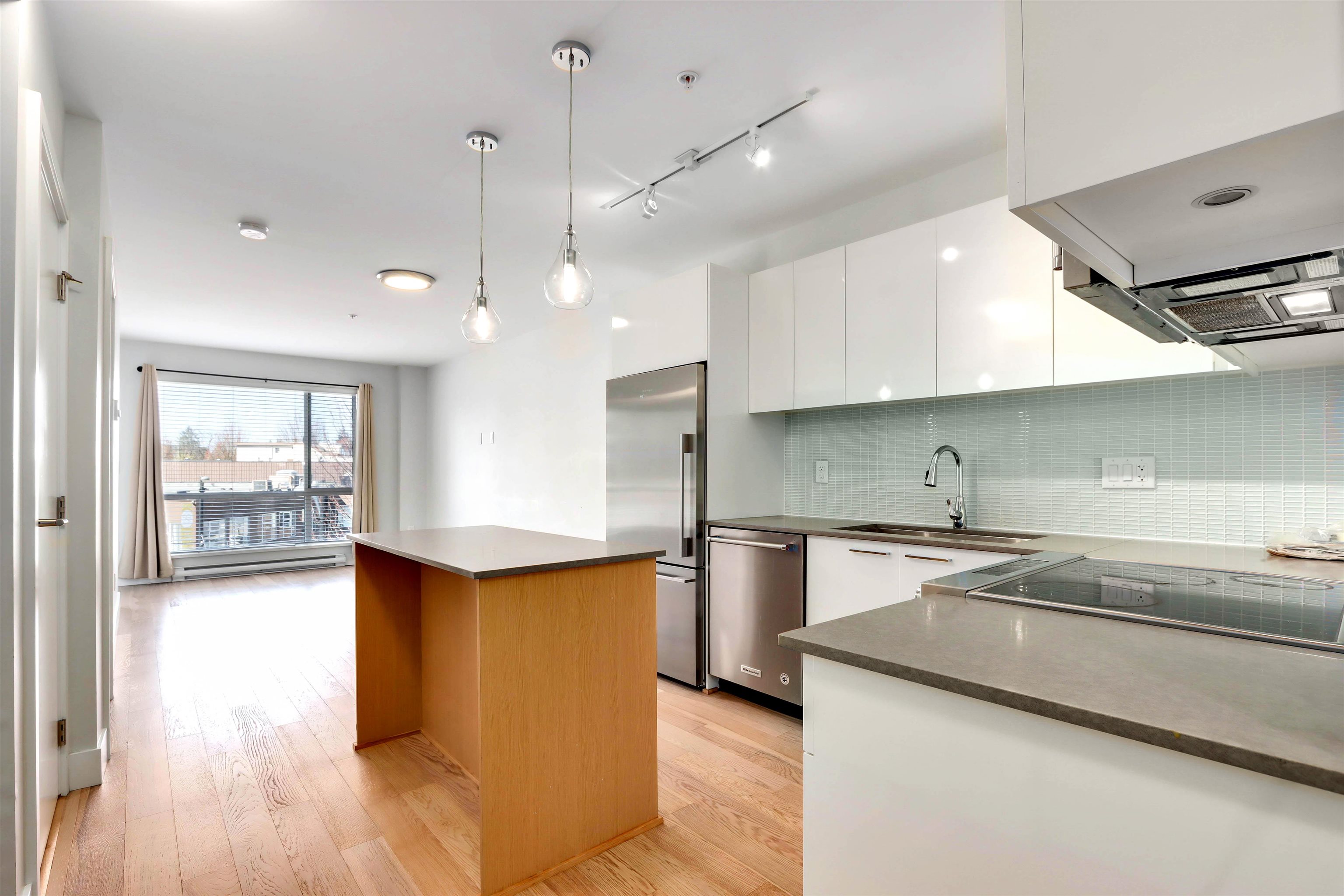 305 233 KINGSWAY, #305