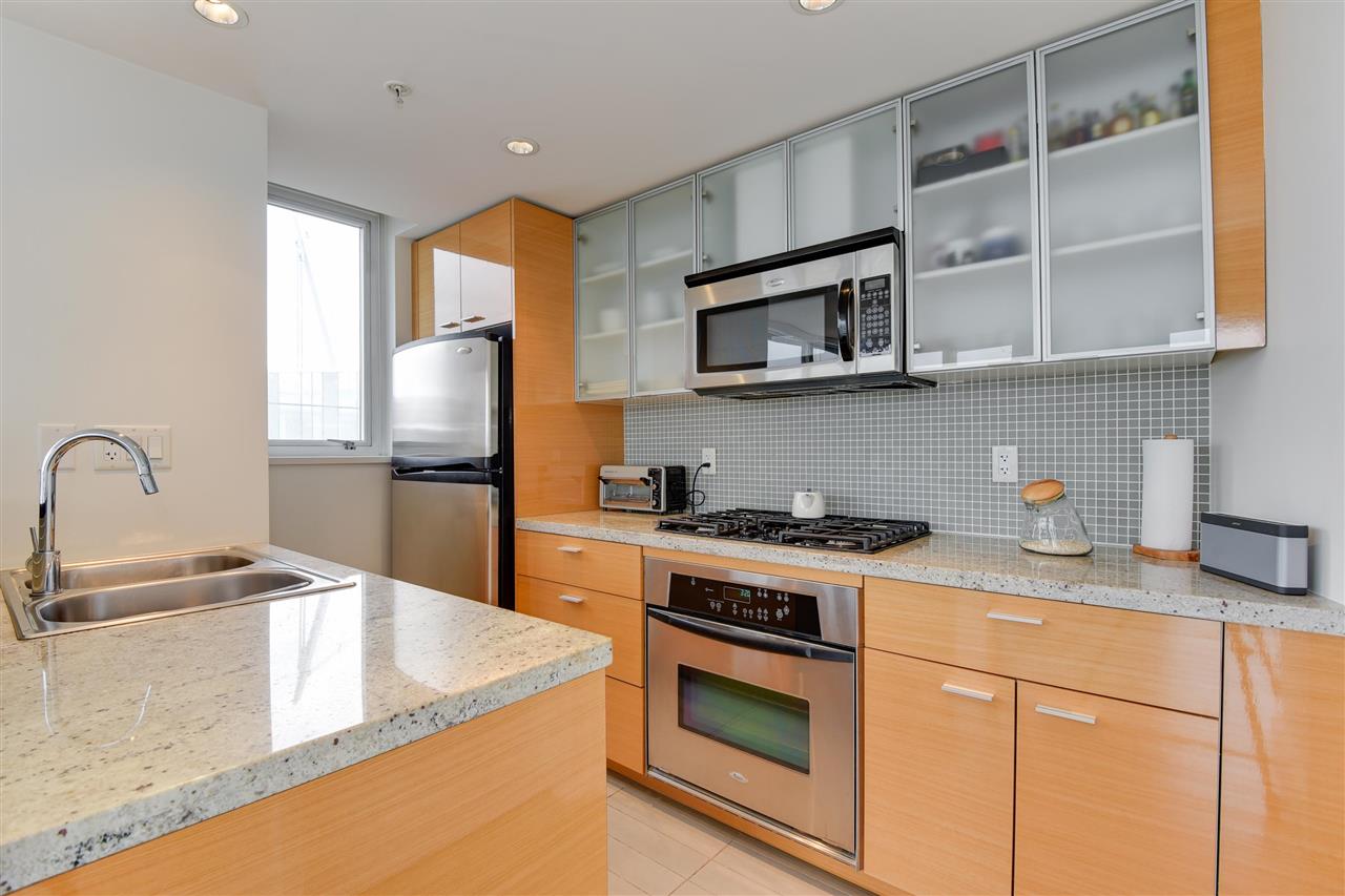 2206 33 SMITHE STREET, #2206