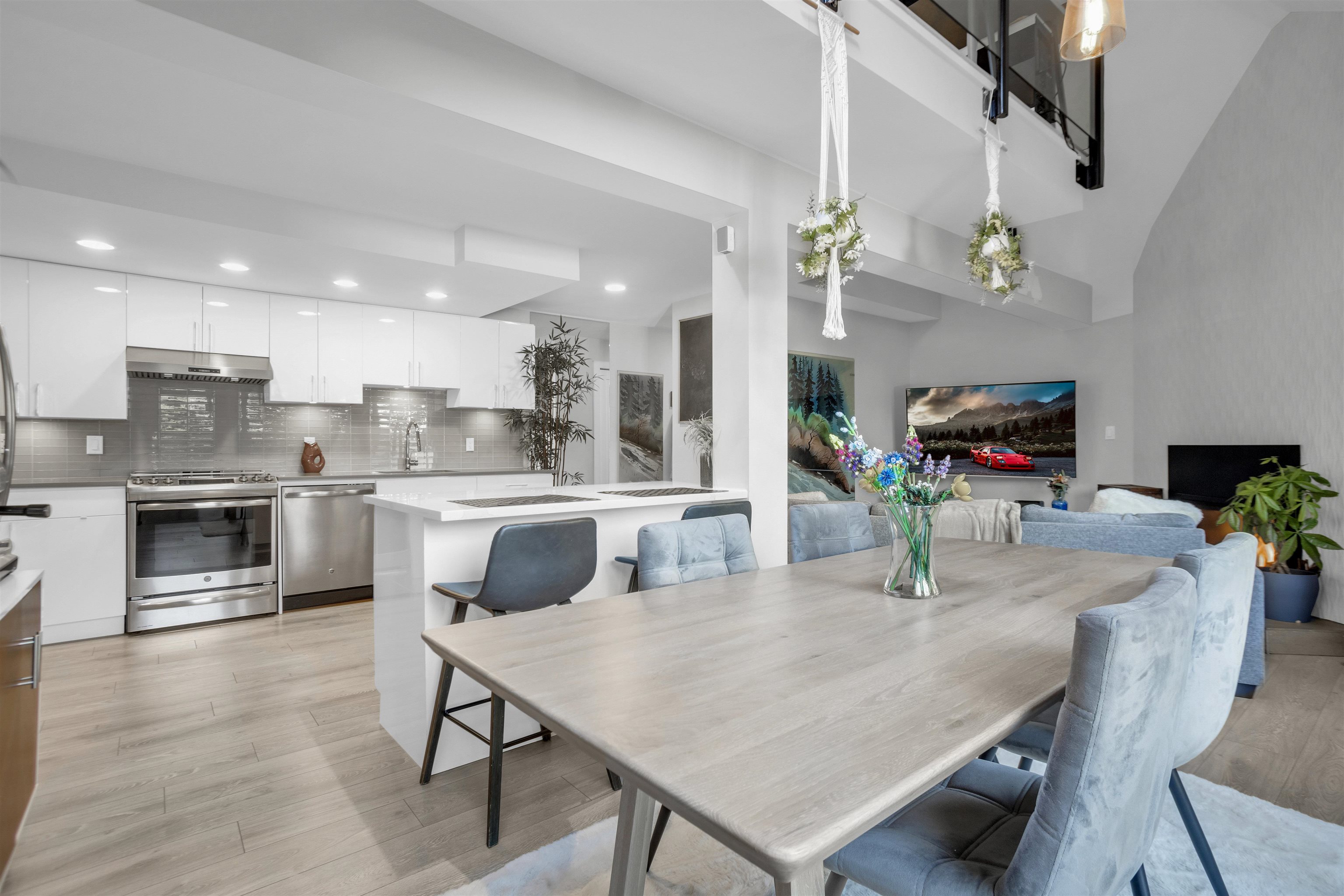 8 15989 MARINE DRIVE, #8