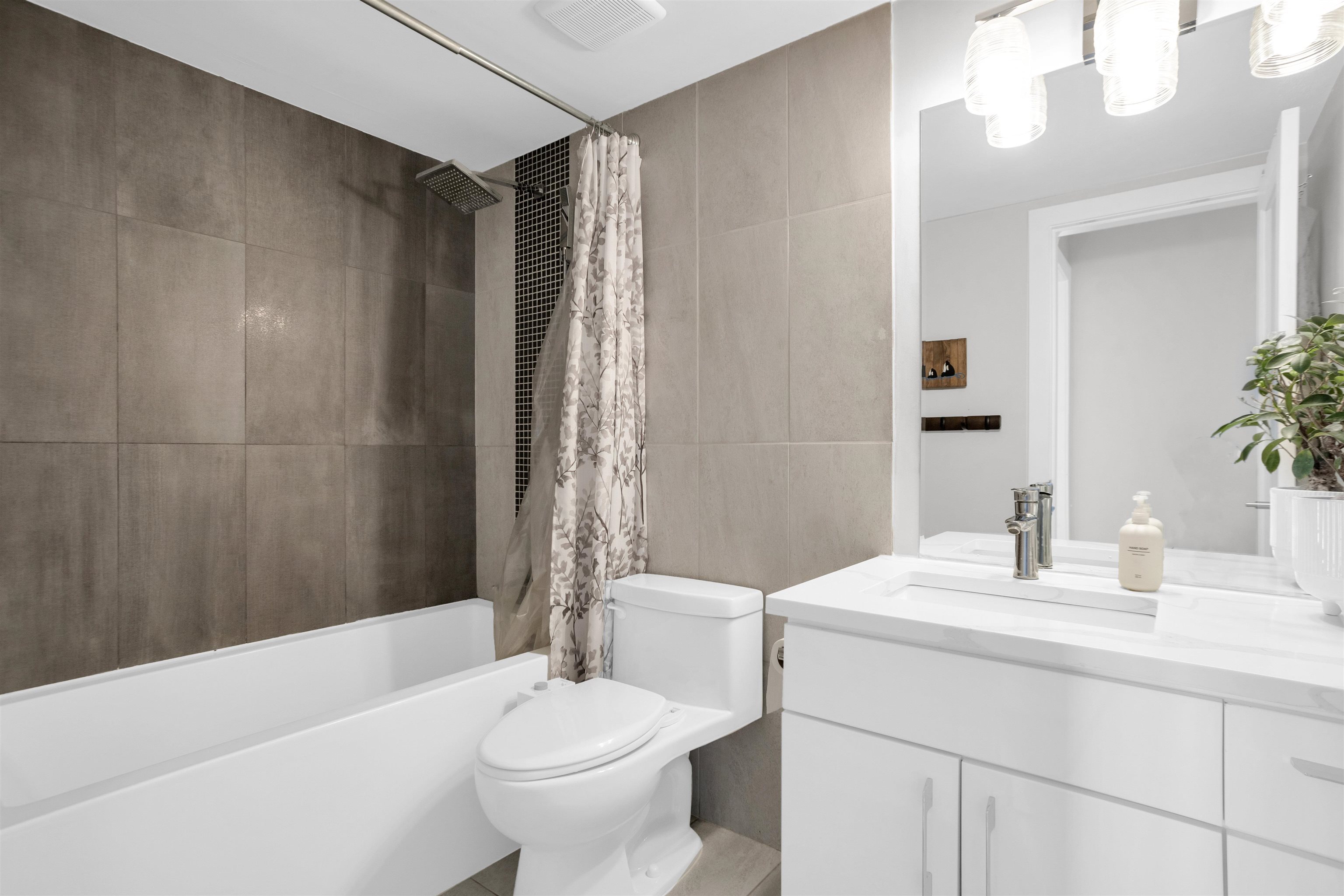 8 15989 MARINE DRIVE, #8