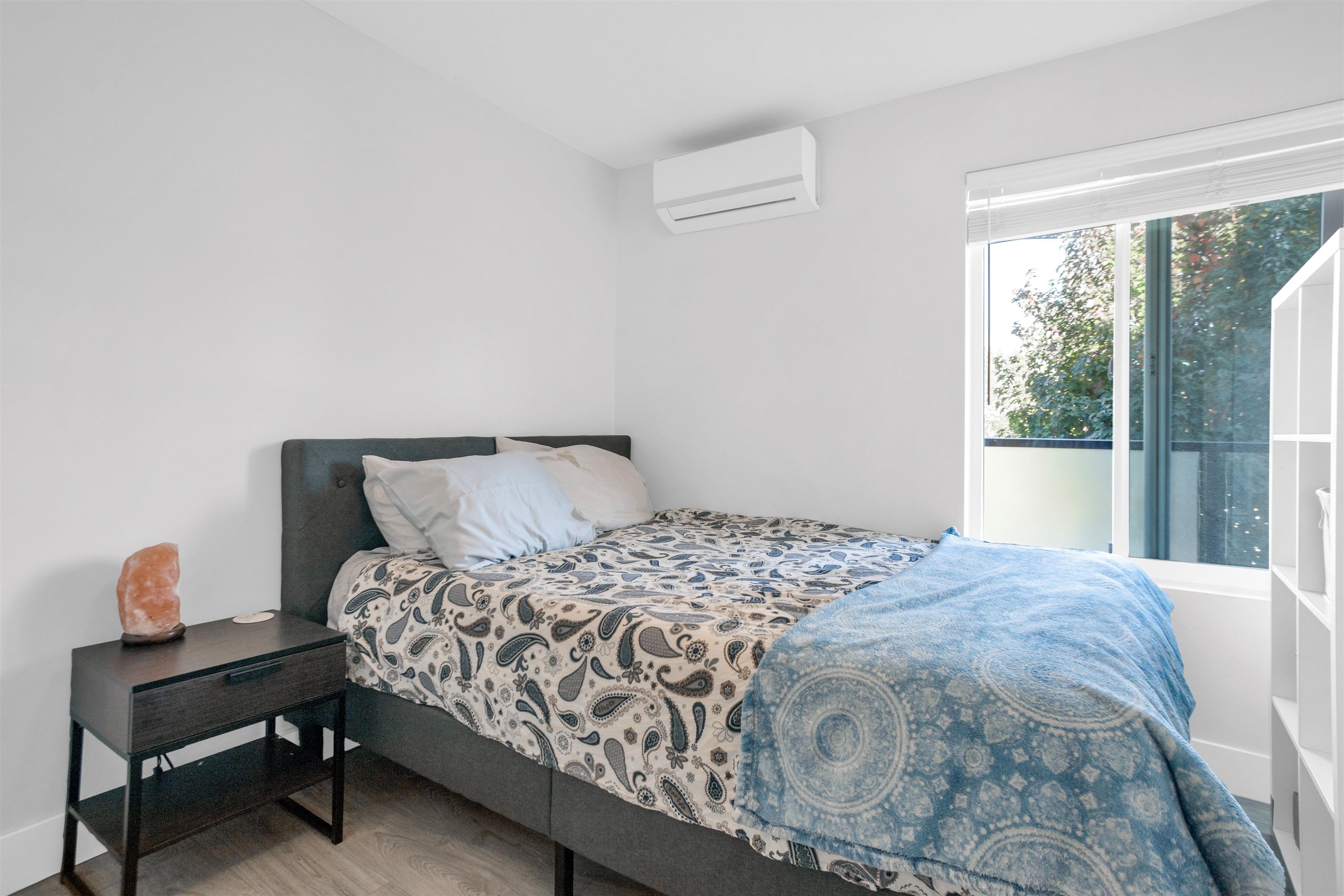 8 15989 MARINE DRIVE, #8