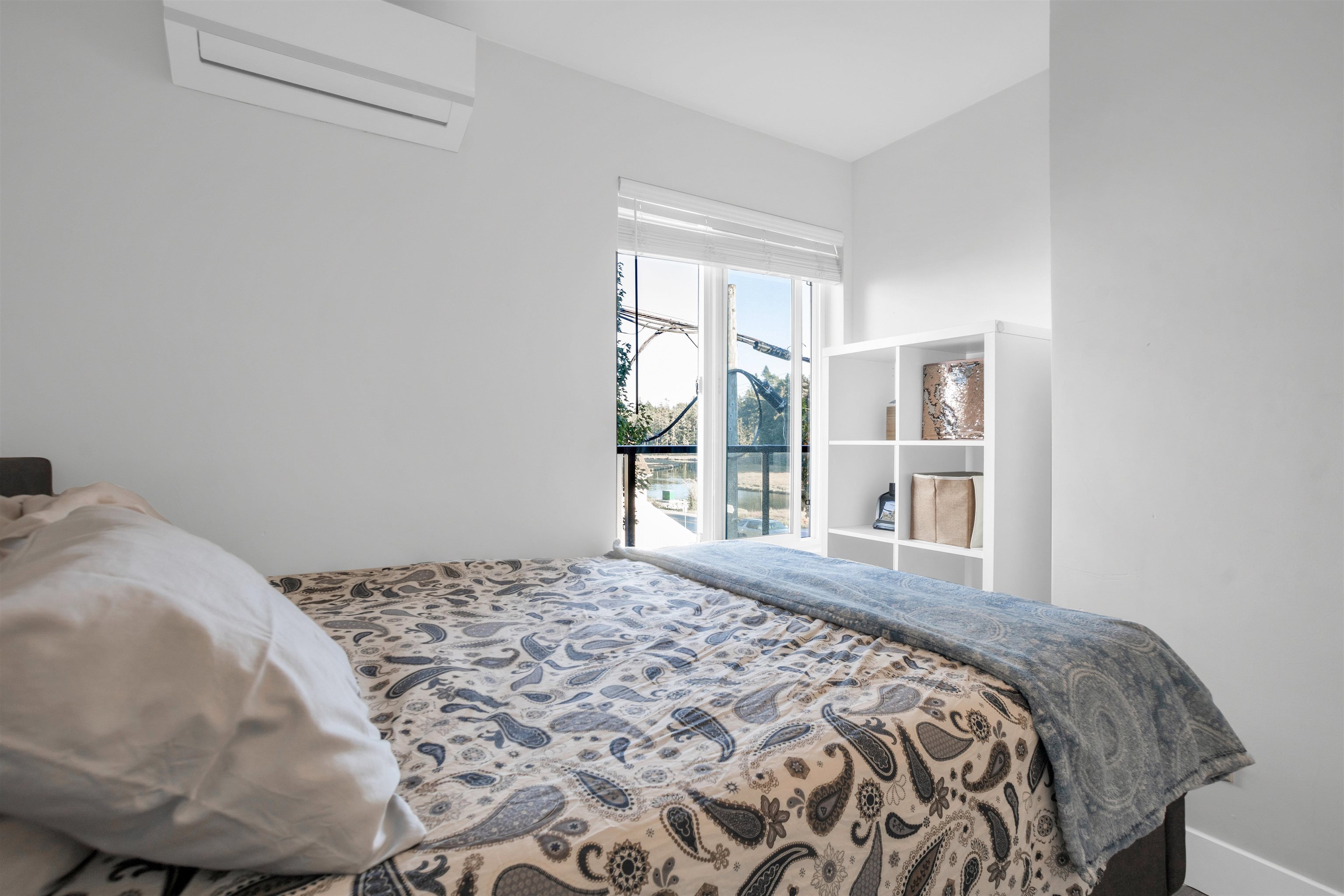8 15989 MARINE DRIVE, #8