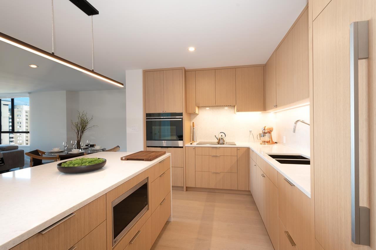 902 1860 ROBSON STREET, #902