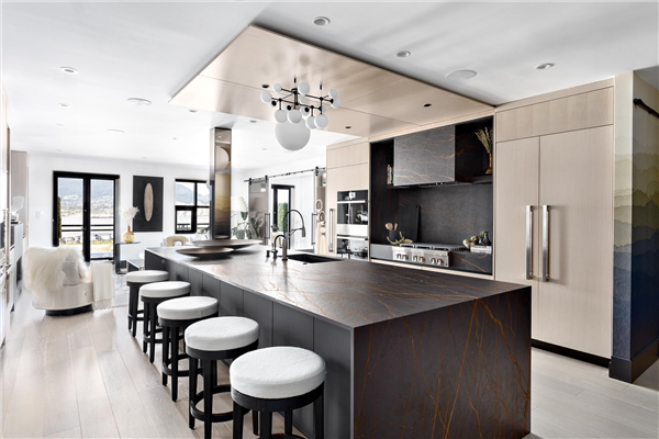 501 141 WATER STREET, Vancouver