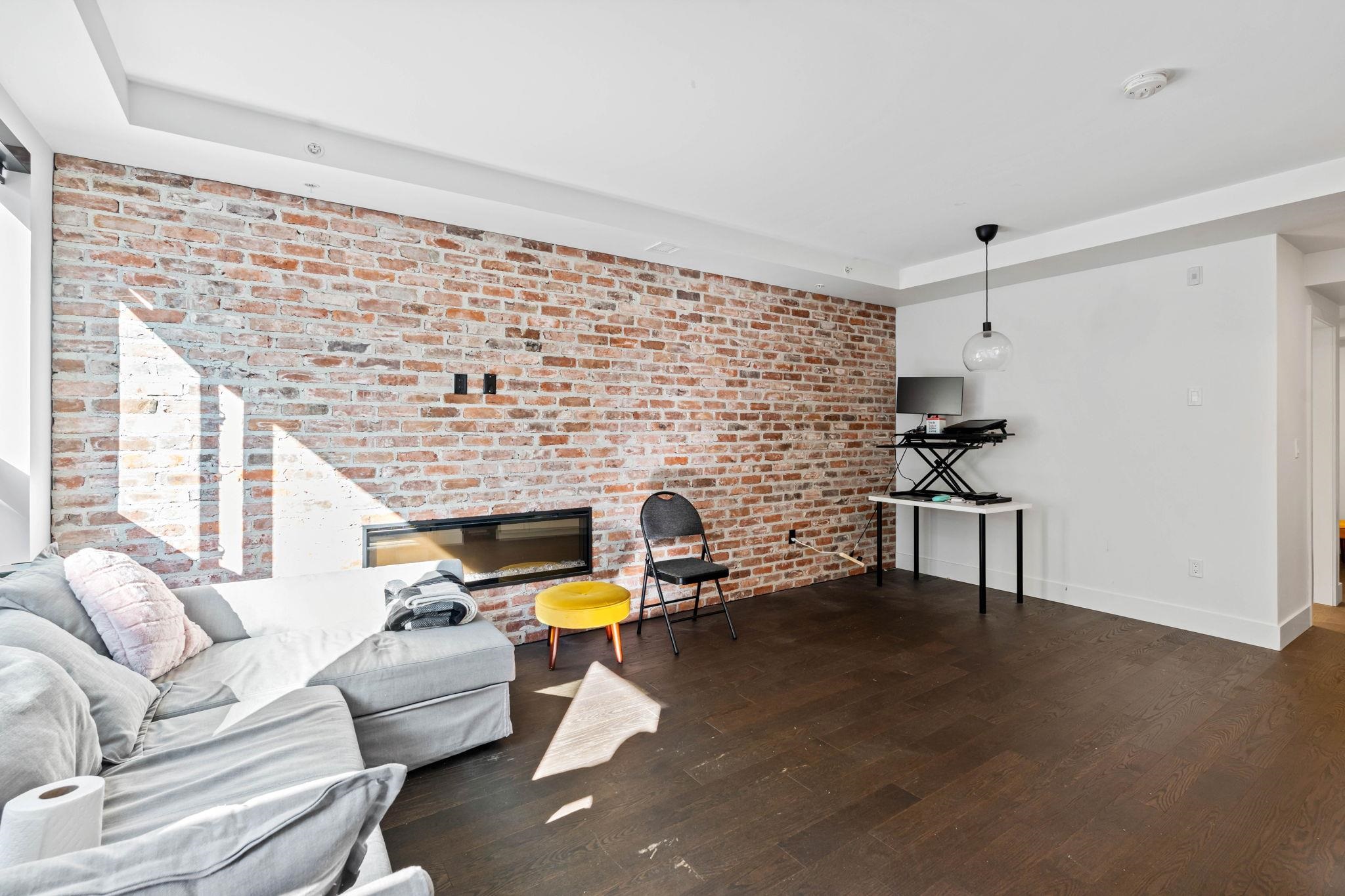 2720 SPRING STREET