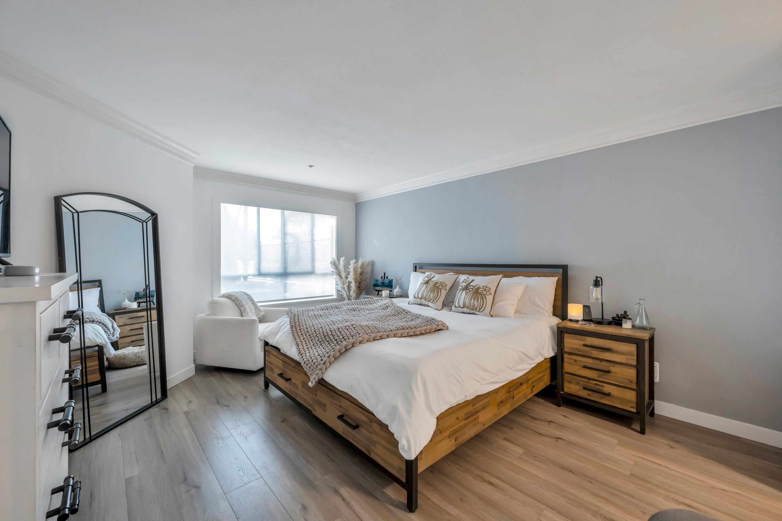 203 14965 MARINE DRIVE, #203