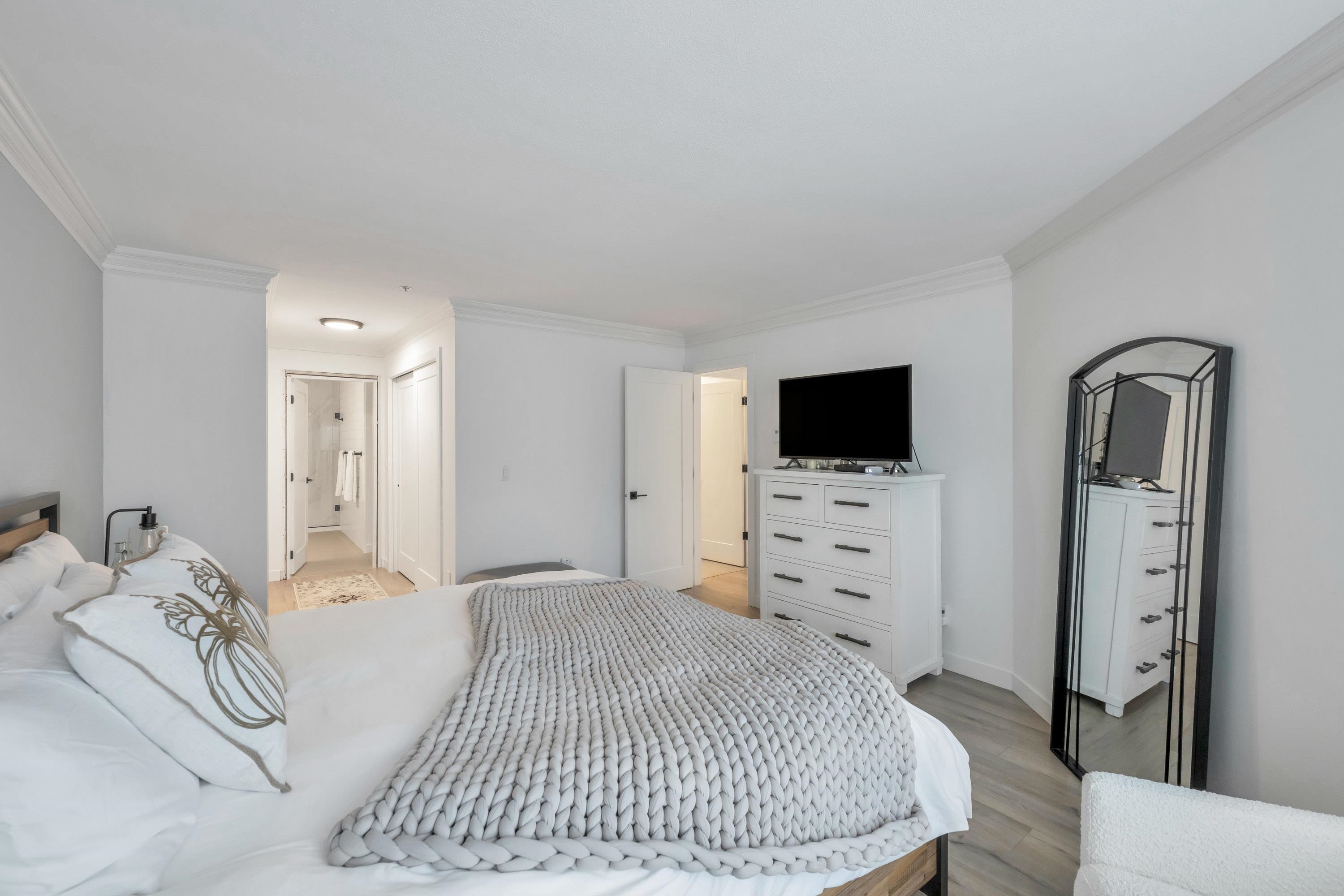 203 14965 MARINE DRIVE, #203