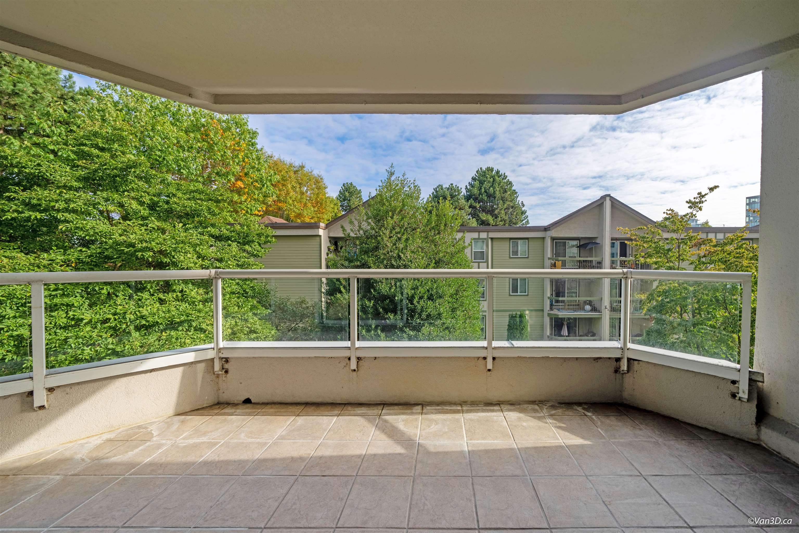 402 518 MOBERLY ROAD, #402