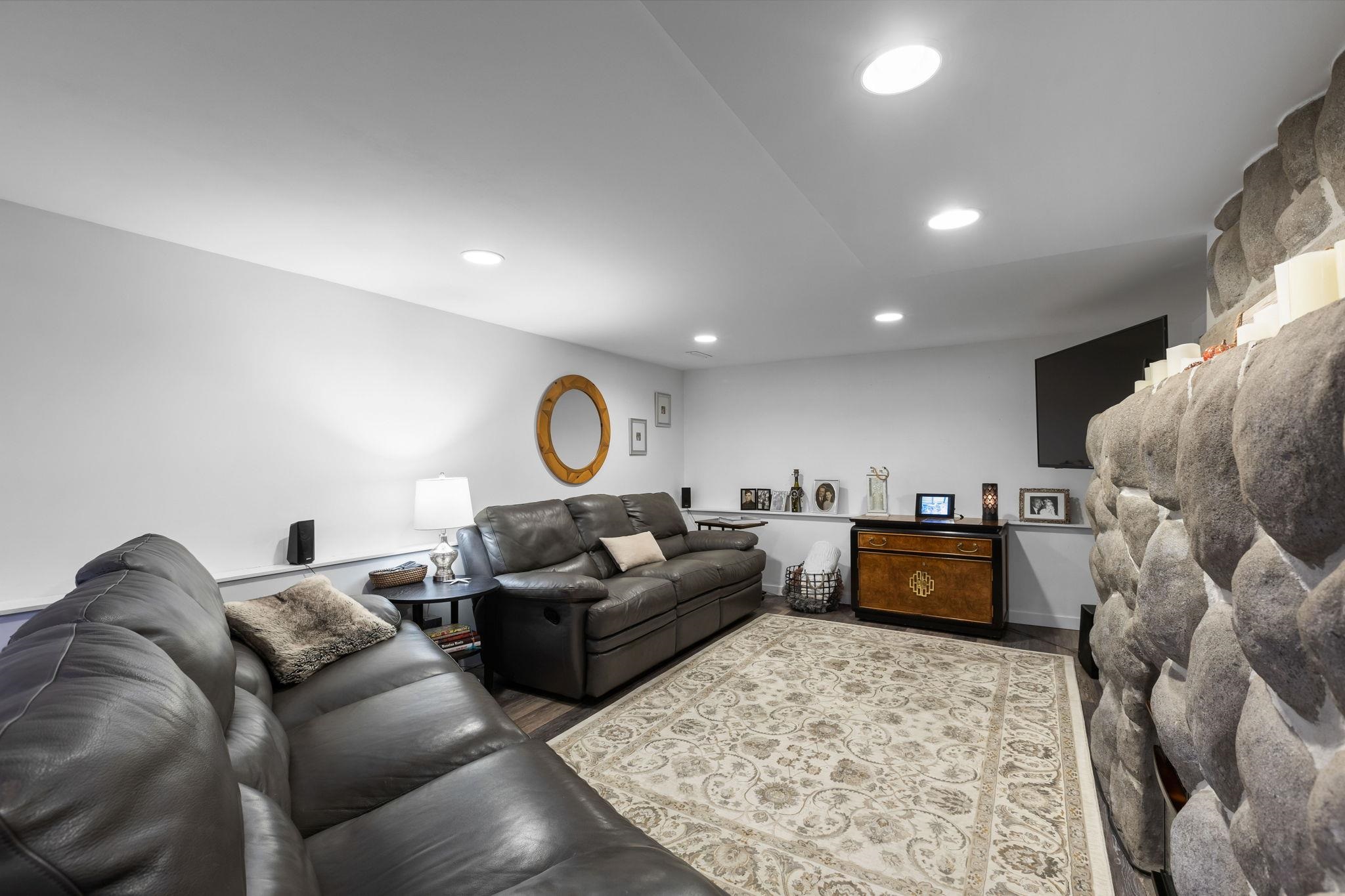 1232 ALDERSIDE ROAD